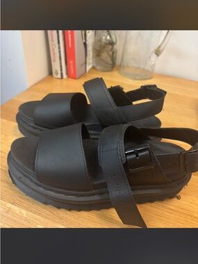 Dr. Martens size 7 Black Voss platform sandals